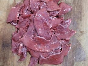 去掉白色的筋膜，切成大大的薄片备用！