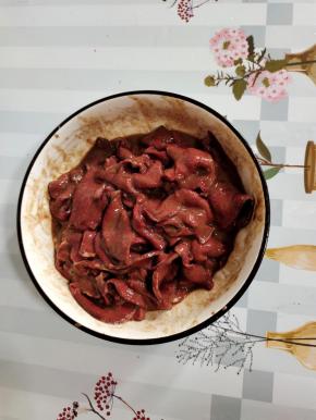 放入碗中，加入一个蛋清，鸡精，胡椒粉，少许盐，蚝油，料酒，生粉抓匀腌制10分钟左右！