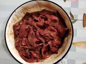 放入碗中，加入一个蛋清，鸡精，胡椒粉，少许盐，蚝油，料酒，生粉抓匀腌制10分钟左右！