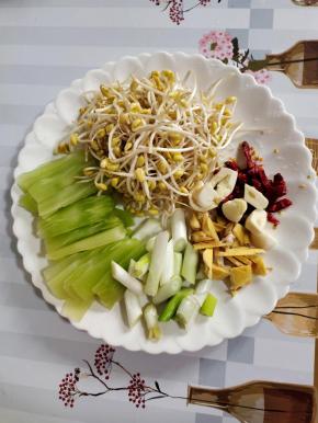 莴笋去皮切成片，黄豆芽洗净，葱切成段，生姜切成丝，蒜瓣切成小块，干辣椒切成段备用！