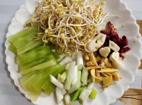 莴笋去皮切成片，黄豆芽洗净，葱切成段，生姜切成丝，蒜瓣切成小块，干辣椒切成段备用！