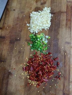 蒜瓣切成末，干辣椒切成小段，葱切成葱花备用！