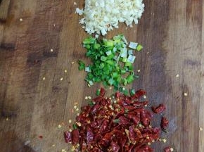 蒜瓣切成末，干辣椒切成小段，葱切成葱花备用！