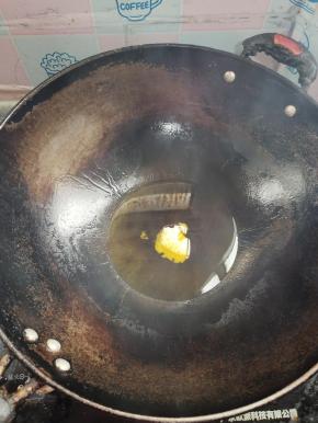 锅里来一点菜籽油，再来一块猪油！