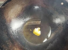 锅里来一点菜籽油，再来一块猪油！