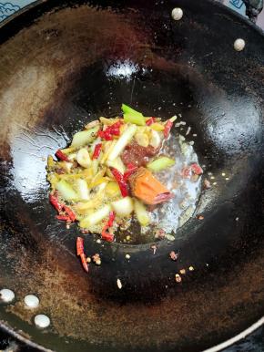 放入葱姜蒜，花椒，麻椒，干辣椒，郫县豆瓣酱，火锅底料爆香，炒出红油！