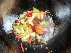 放入葱姜蒜，花椒，麻椒，干辣椒，郫县豆瓣酱，火锅底料爆香，炒出红油！