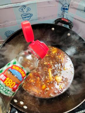 放入一勺生抽！