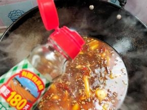 放入一勺生抽！