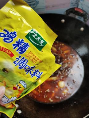 放入适量的鸡精！