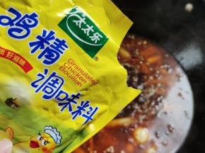 放入适量的鸡精！