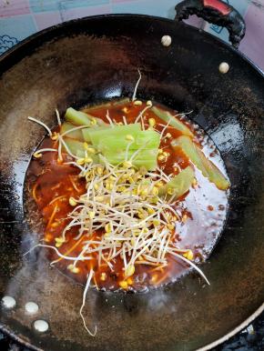 放入黄豆芽和莴笋煮开后，再煮一分钟左右！(也可以把配菜换成自己喜欢的青菜！)