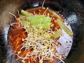 放入黄豆芽和莴笋煮开后，再煮一分钟左右！(也可以把配菜换成自己喜欢的青菜！)