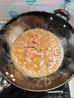 放入牛心，滑散！煮开再煮2分钟左右！