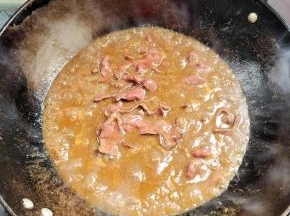 放入牛心，滑散！煮开再煮2分钟左右！