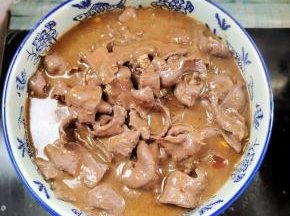 连汤汁一起倒入碗中！