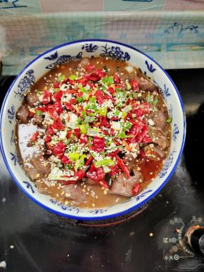 撒上蒜末，麻椒，花椒，干辣椒，白芝麻和葱花！