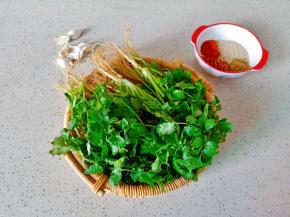 准备新鲜香菜一把，粗细辣椒面。
