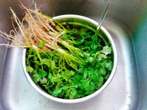 香菜放入大的容器，清水冲洗干净控干水份。