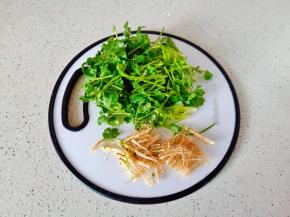 香菜切小段。