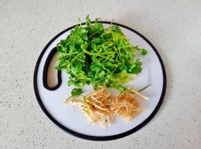 香菜切小段。