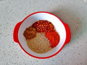 粗辣椒面，细辣椒粉，五香粉，芝麻放一起。