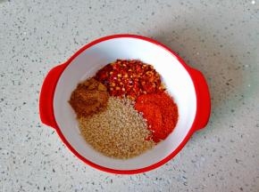 粗辣椒面，细辣椒粉，五香粉，芝麻放一起。