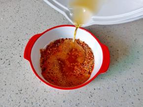 淋入滚烫的热油。