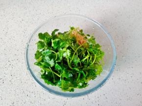 切好的香菜放入大一点的容器。