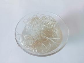 粉丝温水浸泡之软，再剪成小段。