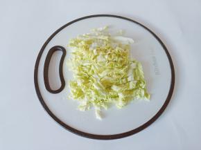 白菜洗净控干水份切成小段。