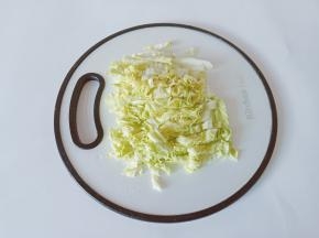 白菜洗净控干水份切成小段。