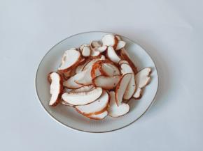 香菇里外清洗干净，切成薄片。