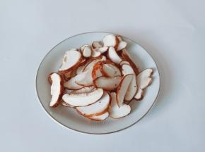 香菇里外清洗干净，切成薄片。