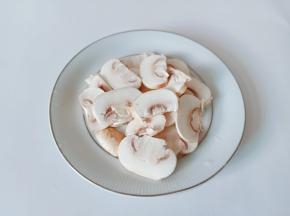 蘑菇也一样里外清洗干净，切成薄片。