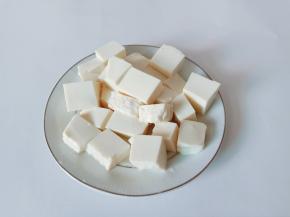 豆腐对半切开，再切成小方块。