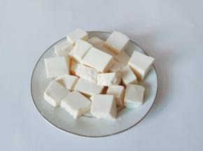 豆腐对半切开，再切成小方块。