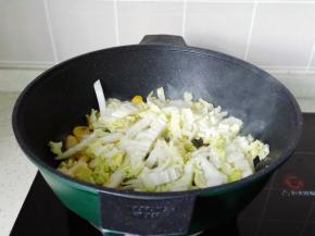 加入切好的白菜丝。