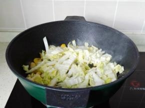 加入切好的白菜丝。