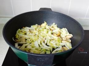 开大火将白菜丝翻炒均匀。