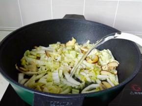 加入适量的清水或者高汤。