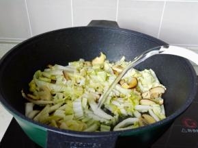 加入适量的清水或者高汤。