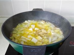 等到汤汁煮开加入豆腐。