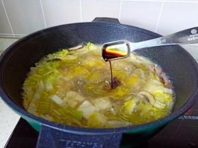 煮到汤汁入味，加入生抽。