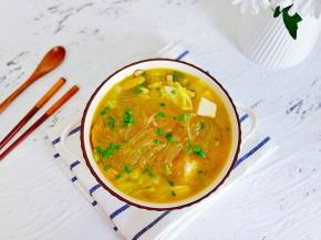 粉丝劲道爽滑，汤汁鲜美。