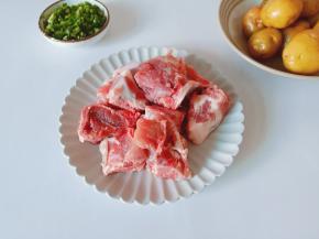 选择新鲜的排骨来炖汤。