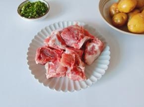 选择新鲜的排骨来炖汤。