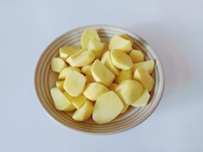 土豆削皮切成小块。