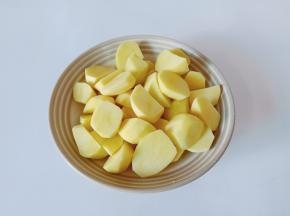 土豆削皮切成小块。