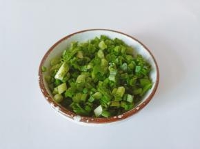 香葱洗净切成小段。